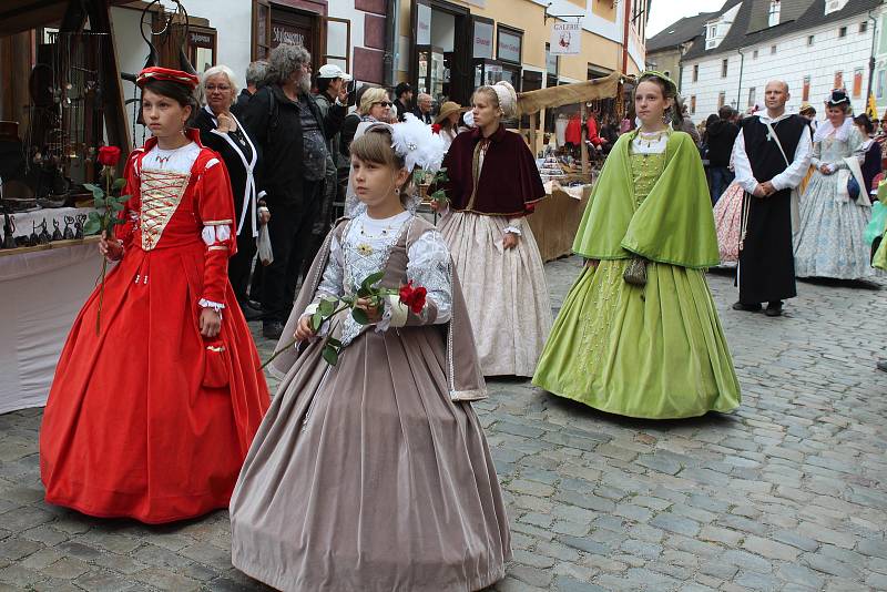 Sobotní historický kostýmovaný průvod prošel Českým Krumlovem na 32. Slavnostech pětilisté růže.