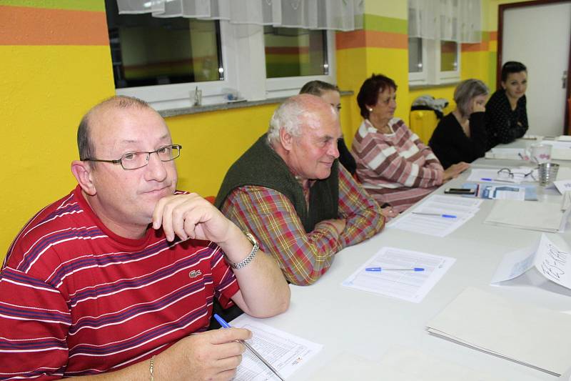 V Základní škole Fantova v Kaplici sedí v jedné místnosti dvě volební komise.