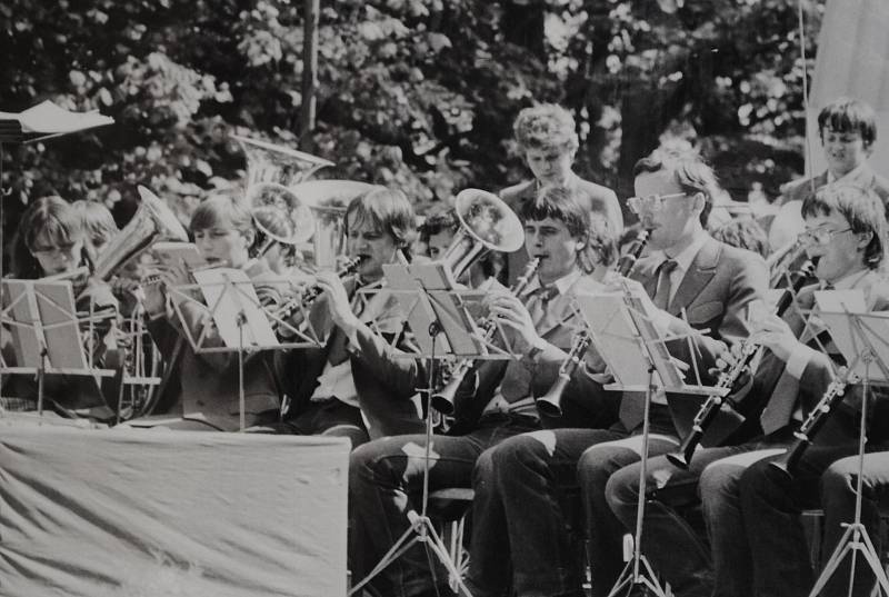 Český Krumlov v roce 1992. Dačické kulturní léto 1980 - pan učitel Staněk se svým orchestrem.