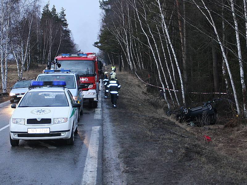 Při čelní srážce dvou osobních automobilů u Nažidel zahynul rakouský řidič.