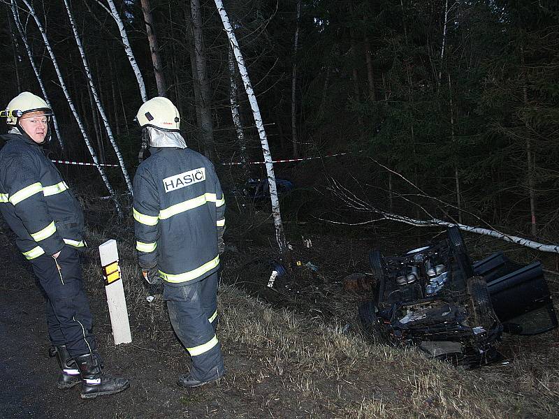 Při čelní srážce dvou osobních automobilů u Nažidel zahynul rakouský řidič.