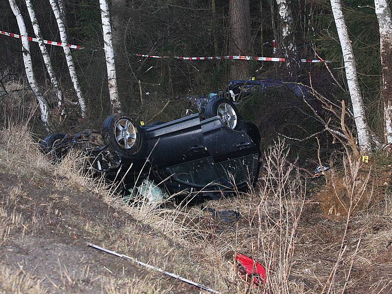 Při čelní srážce dvou osobních automobilů u Nažidel zahynul rakouský řidič.