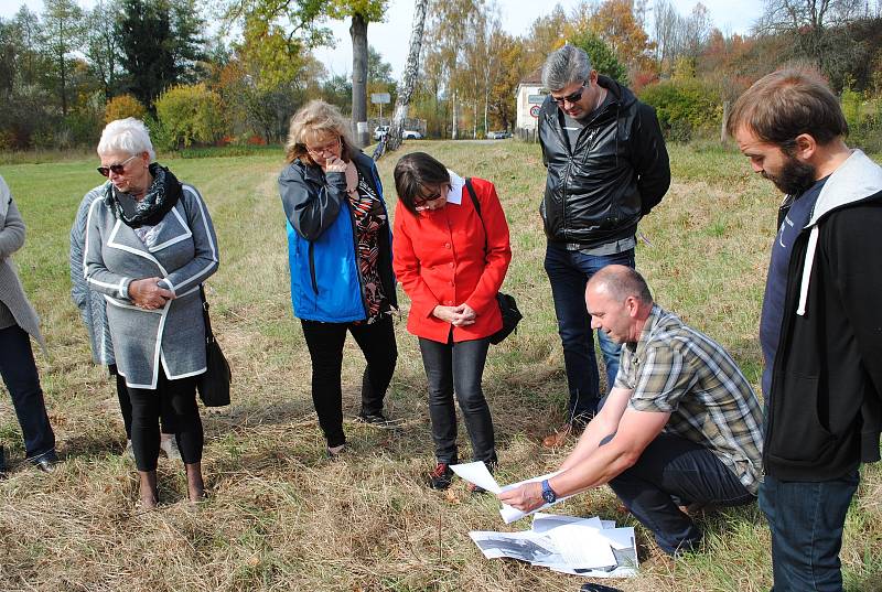 V Křenově byl slavnostně odhalen nový dřevěný mariánský sloup, jehož rekonstrukce se ujali terapeuti a pacienti léčebny Červený dvůr.