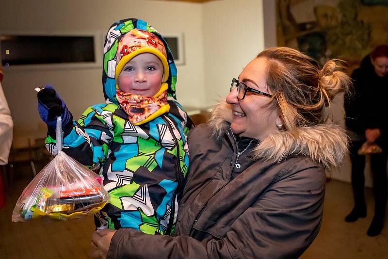 Mikulášská nadílka v Dolním Třeboníně na zahradě základní školy.