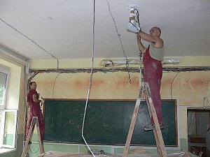 Práce na rekonstrukci školy ve Chvalšinách.