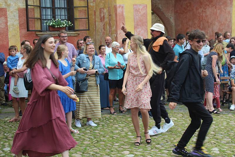 Zahájení výstavy žáků výtvarného oboru ZUŠ Český Krumlov. Učitelé výtvarky nejsou žádní suchaři, a tak pro návštěvníky připravili překvapení pro obveselení.