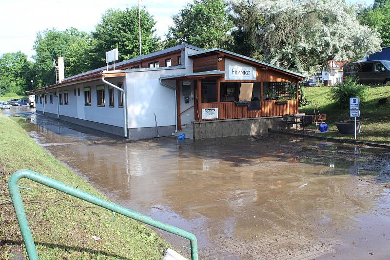 Český Krumlov opět zažil záplavu. Takto to vypadlo ve čtvrtek dopoledne, kdy už voda částečně opadla.