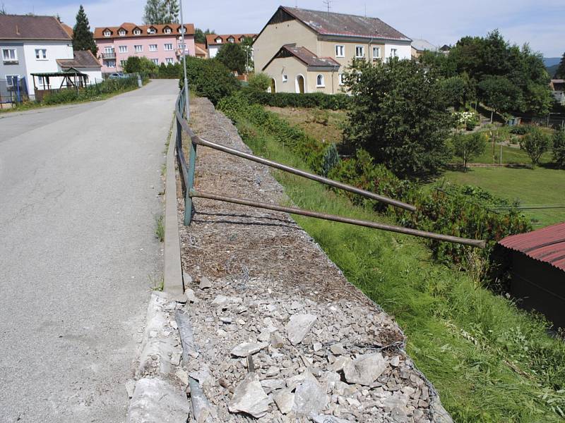 Statika domu nebyla po nárazu autobusu naštěstí porušena.