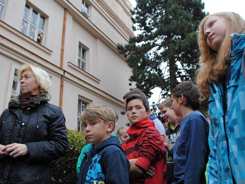 Školáci s občany města, starostou a ředitelem školy uctili památku T. G. Masaryka a vzniku Československa.