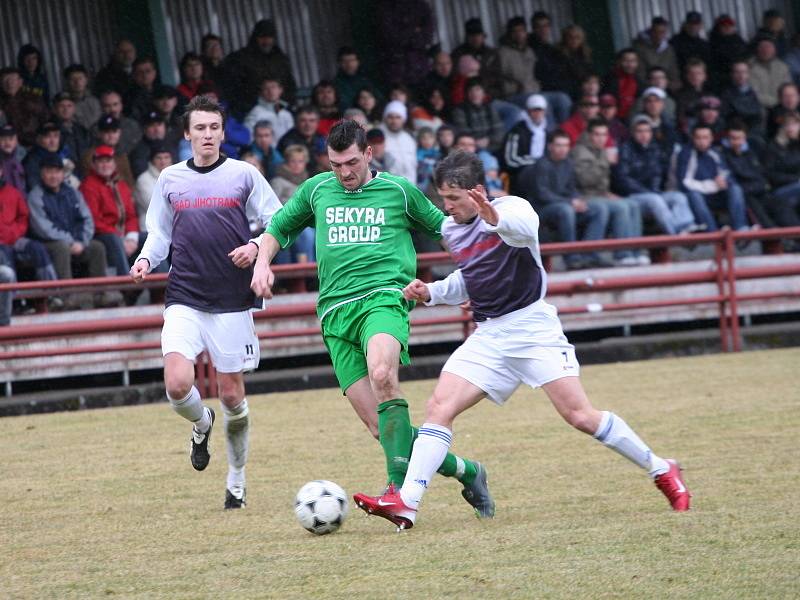 Domácí bek Kokeš zastavuje únik českokrumlovského Boháče. Souboji přihlíží Krůček.