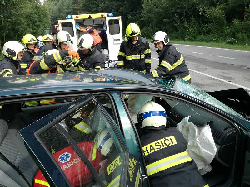 Hasiči u Žaltic na Krumlovsku vyprošťovali z auta těhotnou ženu.