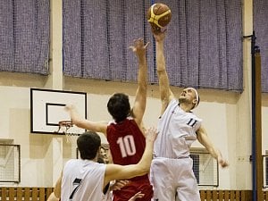 Při úvodním rozskoku celé série byl kaplický Lukáš Hejný (vpravo) hodně vysoko a získal míč pro Kaplici. Stejně nahoře pak byl Spartak i po skončení čtvrtfinále se Strakonicemi.