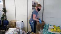Poslední březnový den roku 2020 dobrovolníci, nejen z řad krumlovských úředníků, finišovali s balením.