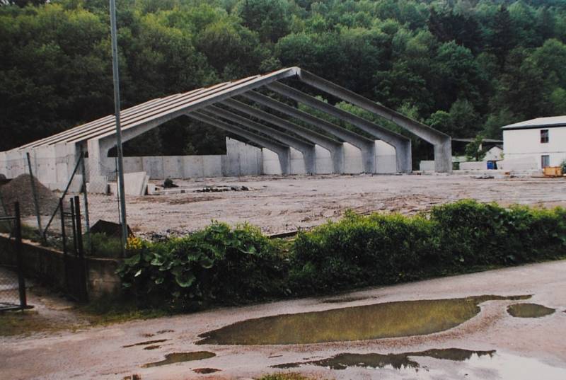 Český Krumlov v roce 1999. Staveniště tenisové haly u Chvalšinské.