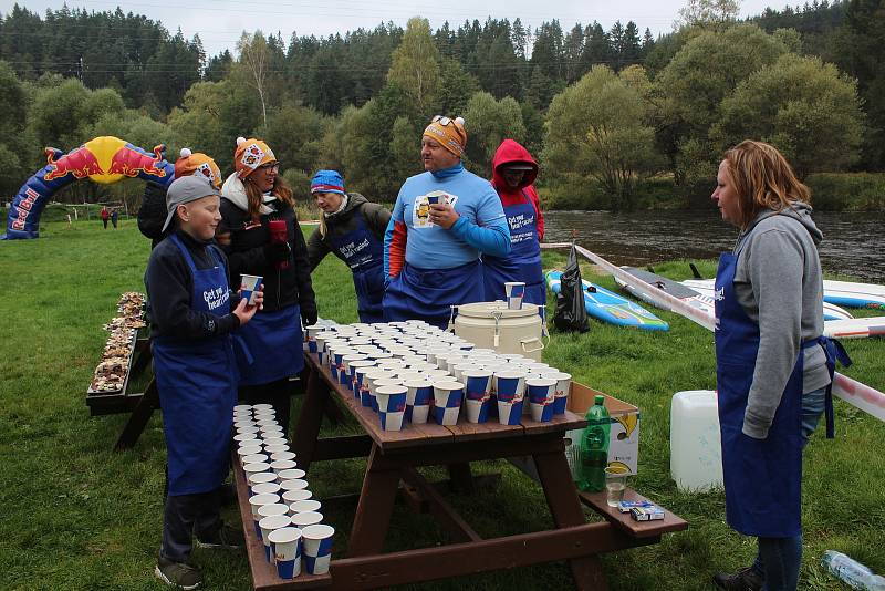 Velké zápolení Krumlovského vodáckého maratonu v Českém Krumlově.