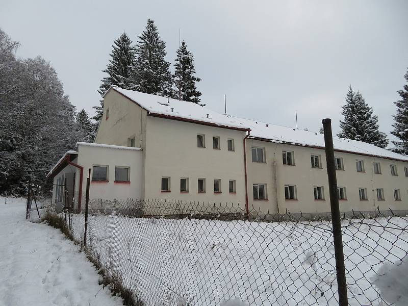 Kdysi vyhlášené plicní sanatorium na Českokrumlovsku nyní už více jak 15 let chátrá.