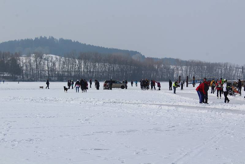 O víkendu v Horní Plané jezdilo přes zamrzlé Lipno jednou auto za druhým.