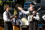 Koncert Jazzbandu Schwarzenberské gardy na prvním zámeckém nádvoří.