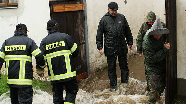 Obyvatelé jednoho domu v Benešově nad Černou museli být evakuováni.