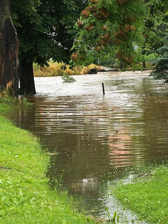 Silný déšť v průběhu noci z pondělí na úterý rozvodnil potoky v regionu.