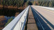 Kozákův most přes římovskou přehradu prošel opravou. Snímek mostu od Pavla Mörtla pořízený před rokem, před zahájením opravy.