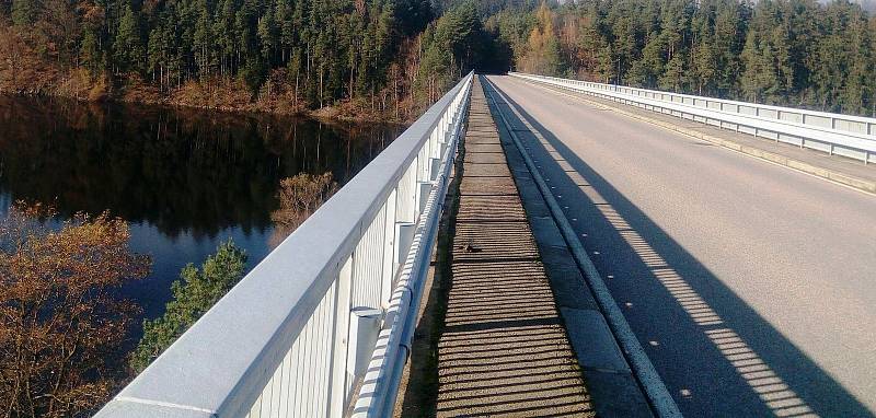 Kozákův most přes římovskou přehradu prošel opravou. Snímek mostu od Pavla Mörtla pořízený před rokem, před zahájením opravy.