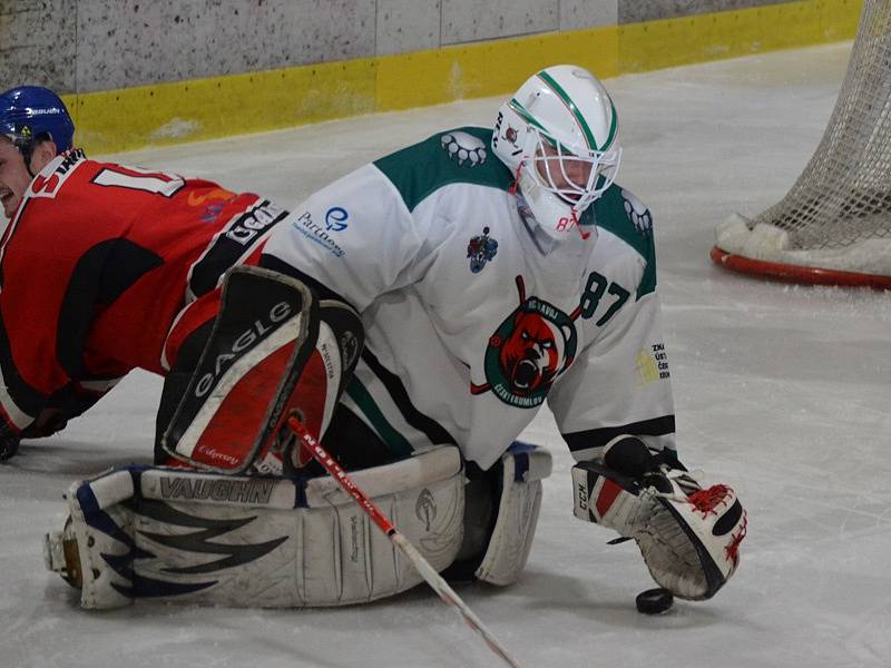 Krajská liga mužů - 18. kolo: HC Slavoj Český Krumlov (bílé dresy) - HC Strakonice 9:3 (0:1, 3:2, 6:0).