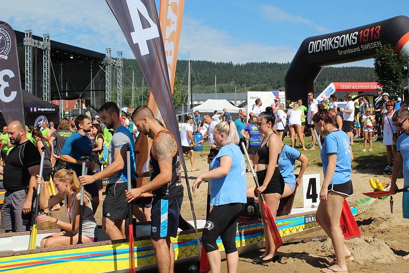 Lipno Sport Fest 2020 vyvrcholil závodem dračích lodí.