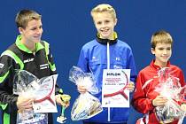 Krumlovský Adam Marťán (uprostřed) bral v Brně nečekané stříbro v silně obsazené kategorii dvouhry patnáctiletých chlapců.