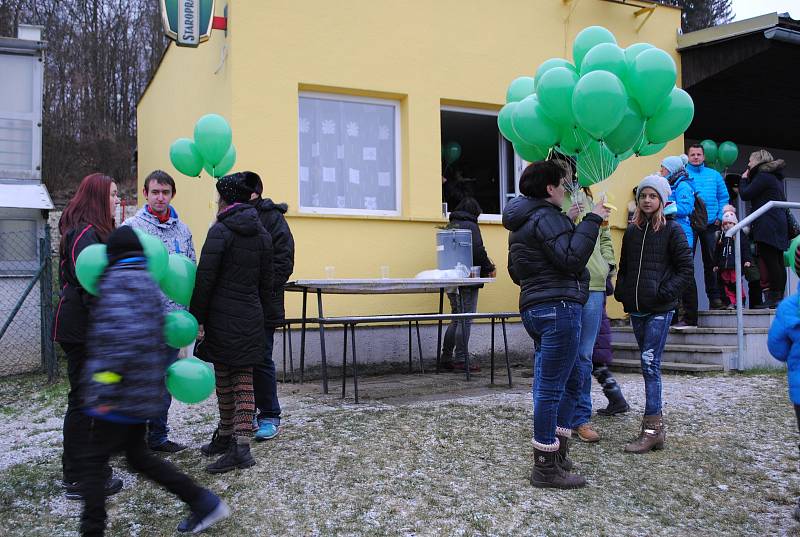 Necelé dvě stovky balónků s přáním Ježíškovy se v neděli vypouštěly ve Větřní.