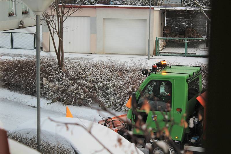 Technika na úklid sněhu v Dolním Třeboníně už se činí.