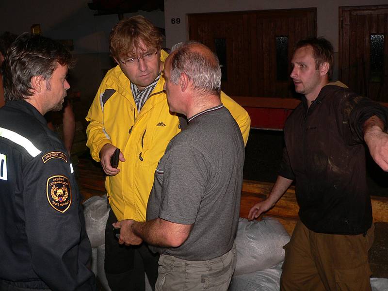Na snímku vlevo ředitel Hasičského záchranného sboru Český Krumlov Pavel Rožboud, ve žluté bundě starosta Zlaté Koruny Milan Štindl.