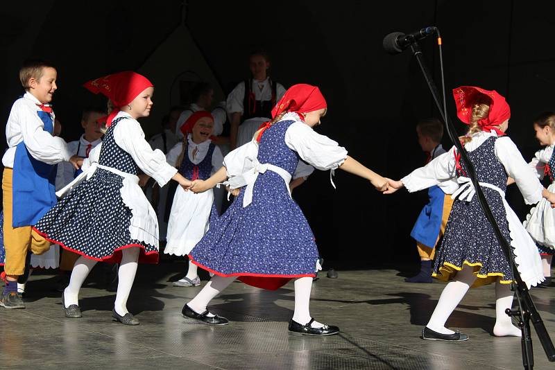 Soubor Úsviťáček z Českých Budějovic pobavil diváky moc pěkným tancem ve dřevácích.