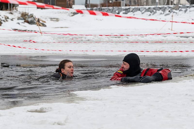 Studenti Jihočeské univerzity České Budějovice absolvovali v Dolní Vltavici kurz záchrany tonoucího z ledu.