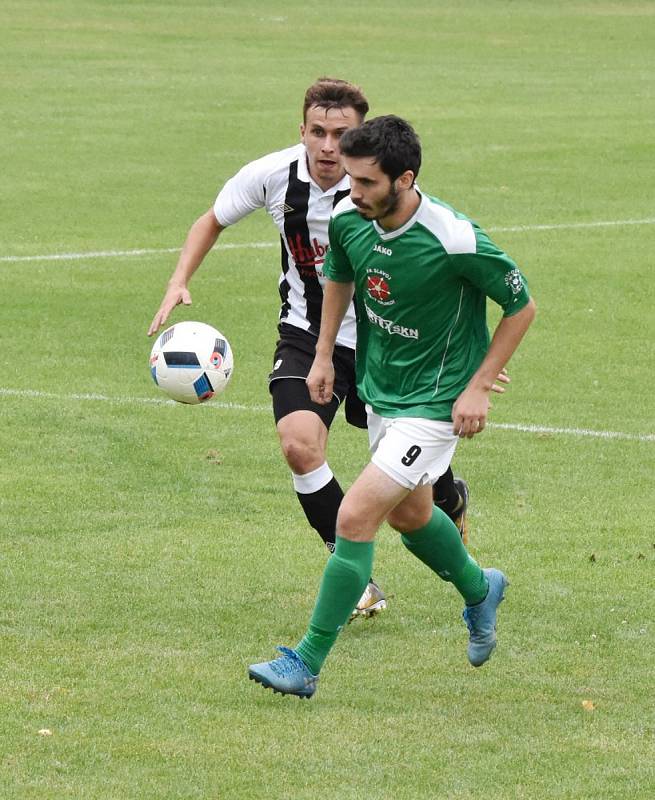 Fortuna divize A 2017/2018 - 1. kolo: MFK Dobříš (černobílé dresy) - FK Slavoj Český Krumlov 1:2 (0:1).