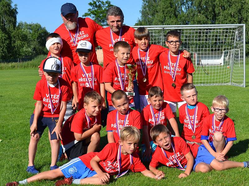 Trofej okresních přeborníků v kategorii mladších přípravek vybojovali v sezoně 2018/19 benjamínci společenství Sokola Křemže a SK Holubov.