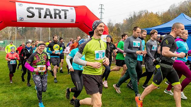 Dobročinný běh Krumlovská 11 měla tradičně start i cíl u Hornobránského rybníka.