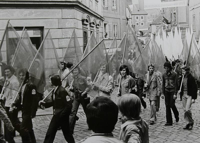 Český Krumlov v 70. letech 20. století. 1. máj 1977.