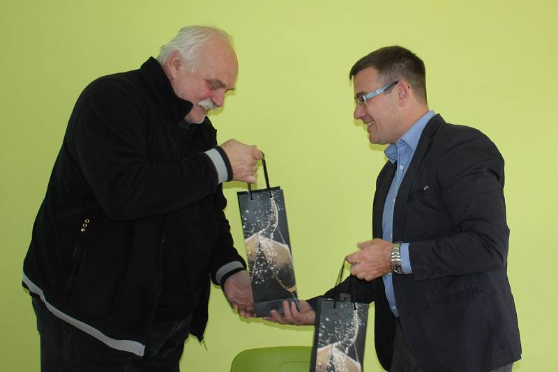 Jan Vondrouš s učitelem gymnázia Jaroslavem Králem, jedním z organizátorů vzpomínkové akce.