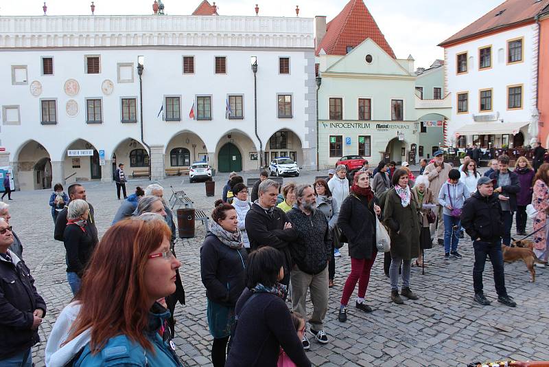 Demonstrace za odstoupení Marie Benešové se v Českém Krumlově účastnilo na osmdesát lidí.