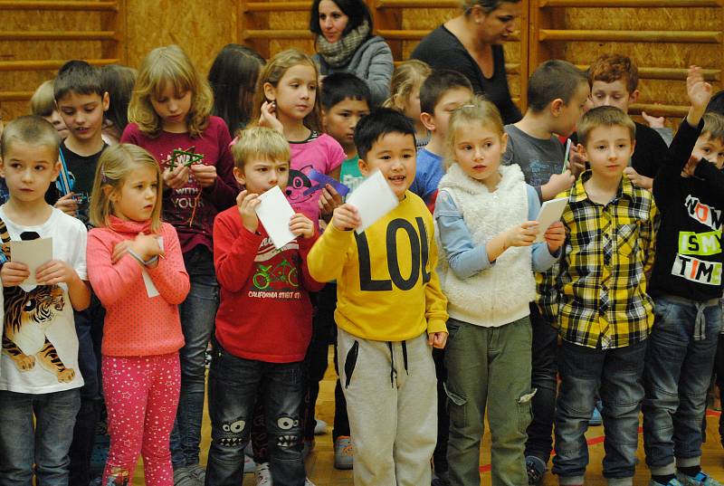 Vánoční besídku dětí z družiny proložila tanečními čísly děvčata ze souboru Monkey Krumlis.