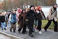 Krumlovští stávkující studenti a učitelé vyrazili na protestní pochod proti vládním škrtům ve školství