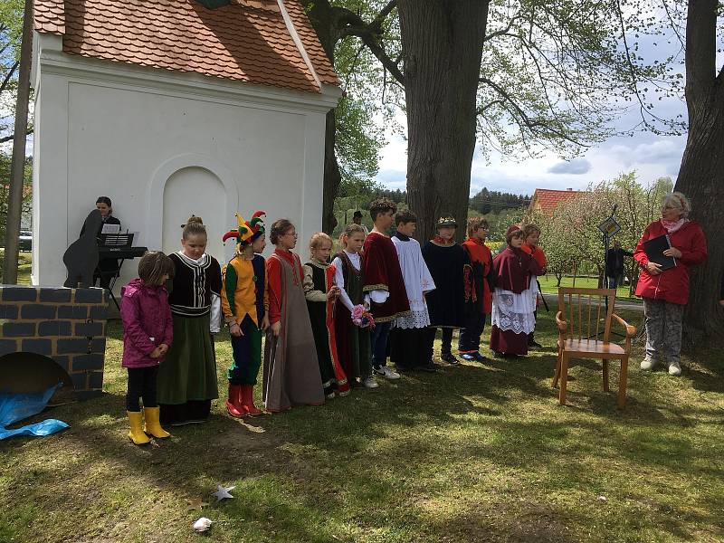 Slavnostní okamžik svěcení a zavěšování zvonku do kaple si nenechala ujít spousta lidí.