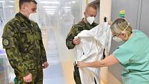 Vojáci pomáhají v nemocnici. Ilustrační foto.