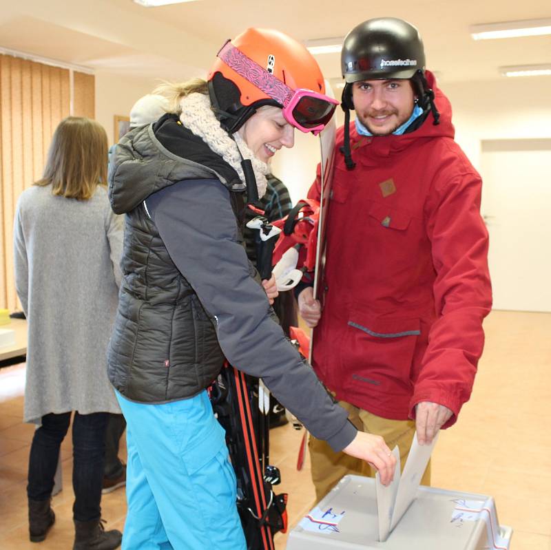 Velkou část voličů na Lipně představují lyžaři, kteří kvůli volbách nechtěli rušit víkend na horách, a tak si vyřídili voličské průkazy.