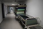 Hasiči do českokrumlovské nemocnice přivezli 27 lůžek pro pacienty se žloutenkou.