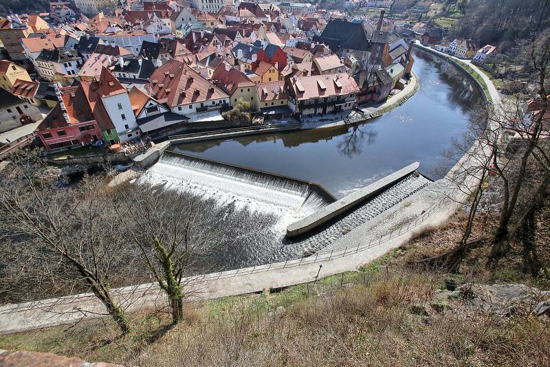 Celosvětová empidemie koronaviru vylidnila i centrum Českého Krumlova, které je běžně zaplaveno turisty.