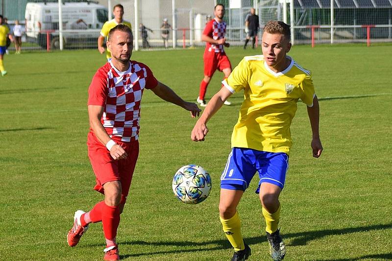 Fotbalisté Velešína (v červeném) prohráli v souboji týmů ze suterénu I. A třídy doma s Vimperkem 0:4.