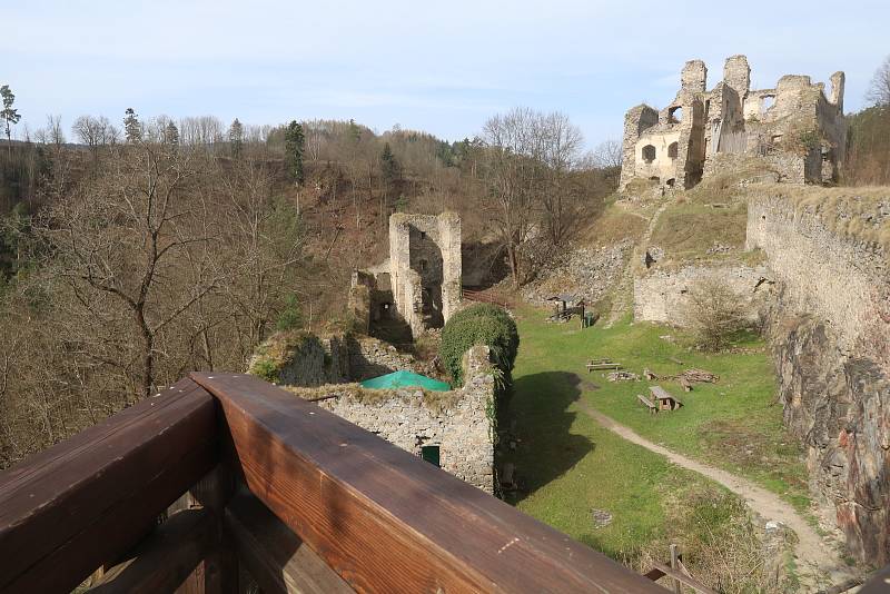 Zřícenina hradu Dívčí Kámen leží v nadmořské výšce 47O metr. Hrad byl založen roku 1349 Rožmberky a rozprostírá se na skalnatém ostrohu Křemežského potoka a řeky Vltavy.