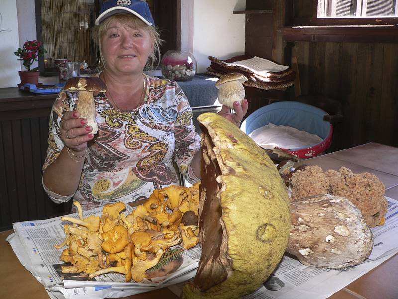 Milena Slovíková se svým houbařským úlovkem.